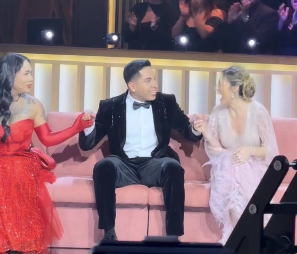 jessysoulx's tweet photo. Les debe doler el hombro por cargar con el contenido de esta temporada. 

✨Los mejores deseos para Gema, Karina y Ese.

#LaCasaDeLosFamososMx https://t.co/FHnw0CPFQV