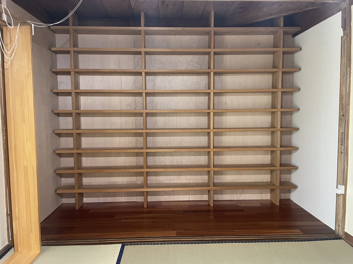 jomasagabl's tweet photo. 移設完了しました！
なんと、１時間かからず。
匠の本棚凄いです。
釘を一本も使っていない組み木の美しさ。もとからここのためにつくられましたけど？という風格ある本棚が一階に入りました。感無量。

「収まるべきところに収まった感じ。建築の世界だとよくある」とは棟梁談。
不思議なご縁です。 https://t.co/FkOImpbfdG