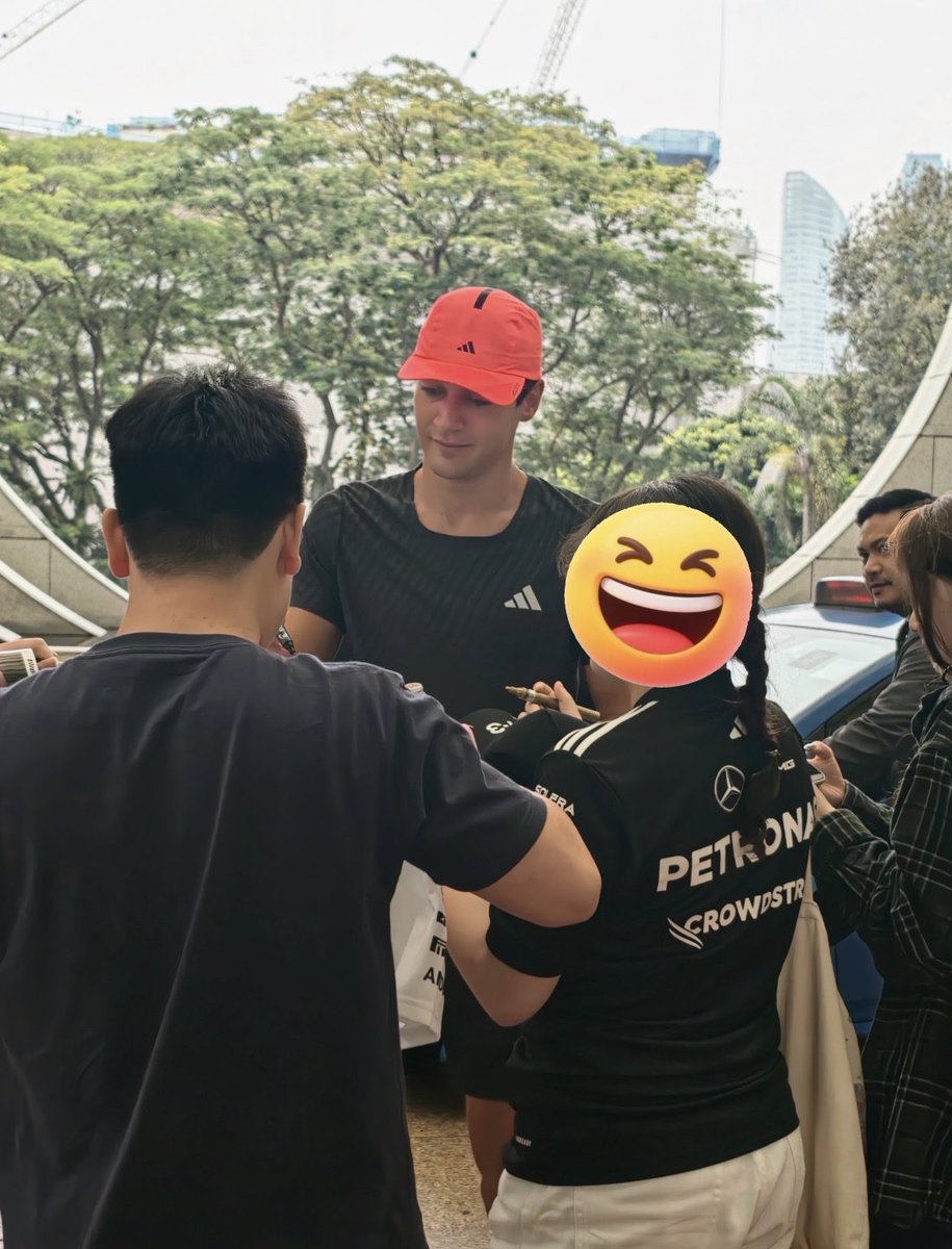 weraugoing's tweet photo. george in singapore wearing his neon cap https://t.co/tbjyOm9uqm