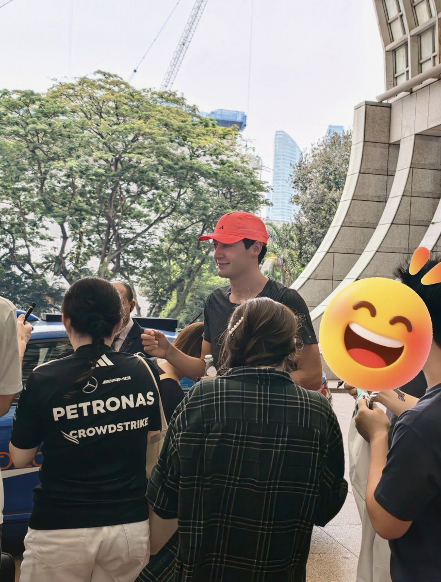 weraugoing's tweet photo. george in singapore wearing his neon cap https://t.co/tbjyOm9uqm