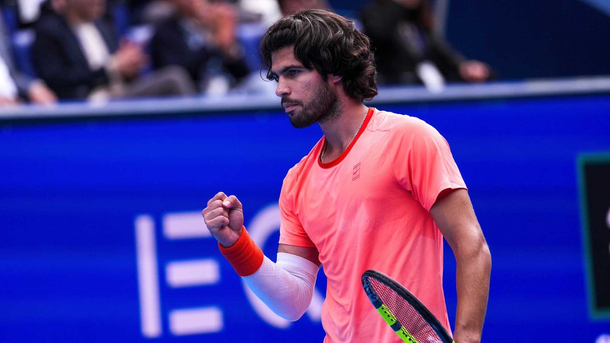 jmgmoron's tweet photo. Carlos Alcaraz intentará levantar el título en un M1000 que no tiene como Shanghai. Su cuadro es el siguiente:

1R-Bye
2R-JM Cerundolo/Qualy 
3R-Buse/Bergs/Kopriva 
4R-Vacherot/Paul/Vallejo 
CF-Medvedev/Fritz/Darderi 
SF-Fils/Jódar/Lehecka/Ruud/Aliassime 
F-Zverev/Djokovic/Shelton/Mensik

Diría que durete. Vacherot este año va a ir con la motivación por las nubes para defender su título del año pasado.