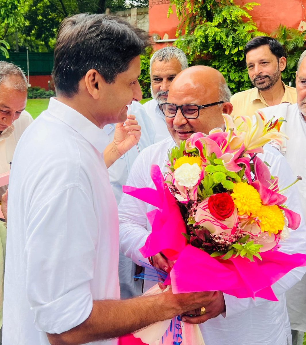 DeependerSHooda's tweet photo. जींद जिला कांग्रेस कमेटी के अध्यक्ष ऋषि पाल जी को जन्मदिन की ढेरों बधाई।

ईश्वर से आपके उत्तम स्वास्थ्य, प्रसन्न जीवन और दीर्घायु की कामना करता हूँ। @RishipalSihag01 https://t.co/ZsNYUH6Erq