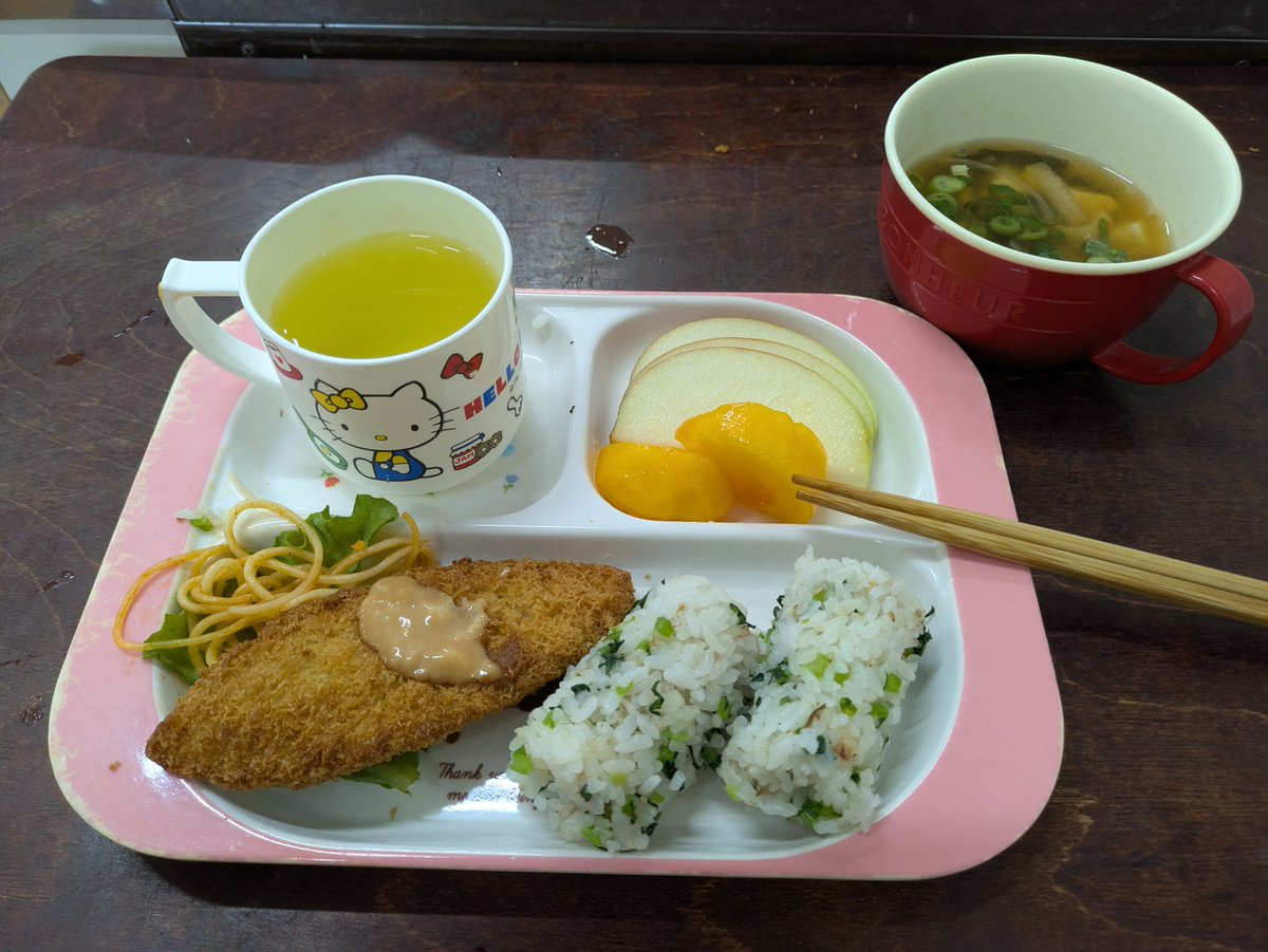 omochan6's tweet photo. 10/5　参加者 68名
メニュー
🌸俵にぎり（菜めしー小松菜、削かつを、塩昆布、ごま）
🌸白身魚フライ、　※スパゲティ、レタス添え
🌸みそ汁（フリーズドライ、豆腐、うす揚、青葱）
🌸りんご　　　🌸柿

小松菜をごはんと混ぜて菜飯をつくり、俵にぎりにしました。　　菜飯はめずらしかったようです。 https://t.co/ZULuvjrh7o