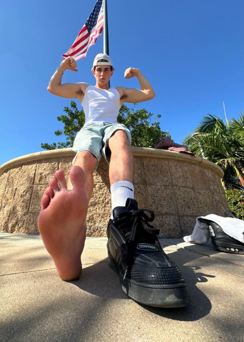 findomGod56ks's tweet photo. If you really deserve to be under my big foot repost and DM now loser💸💪💪💪 https://t.co/ONsF3pYwXo