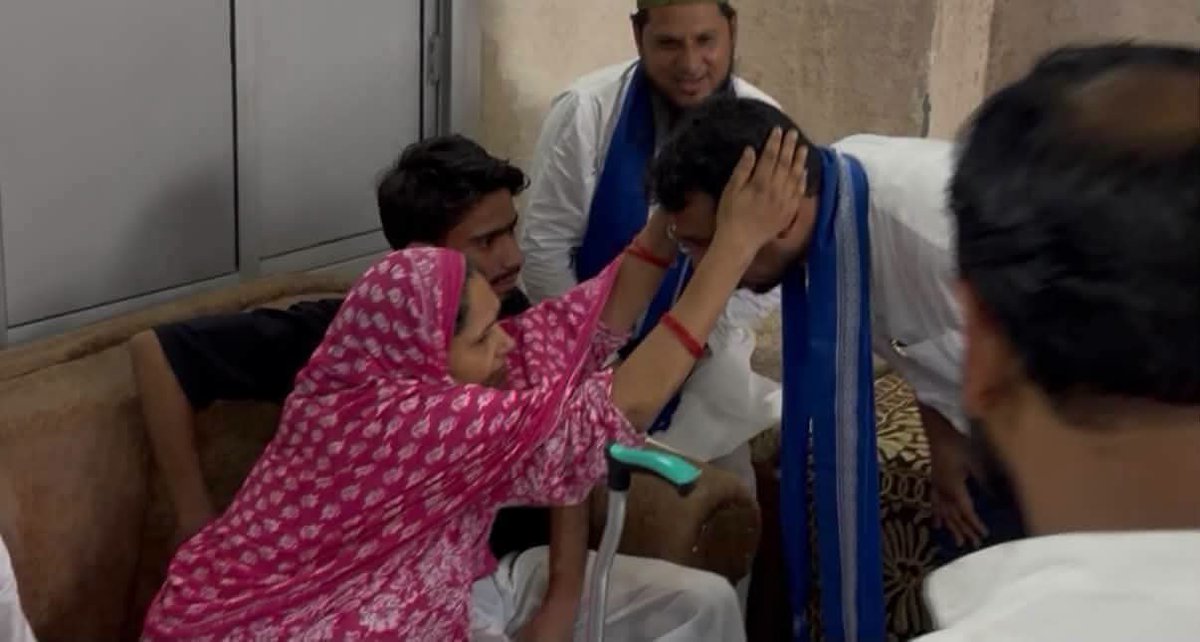 ASP4Rajasthan's tweet photo. कुछ दिन पूर्व, नगीना लोकसभा क्षेत्र के नगीना शहर स्थित मोहल्ला सराय मीर निवासी भाई तलत मंसूरी जी की धर्मपत्नी का असामयिक निधन हो गया। 

दिनांक 03 अक्टूबर 2026 को शोक-संतप्त परिवार से मुलाक़ात कर अपनी शोक संवेदनाएं व्यक्त कीं और उन्हें इस कठिन दुःख की घड़ी में ढांढस बंधाया। https://t.co/pLnCK0euy7