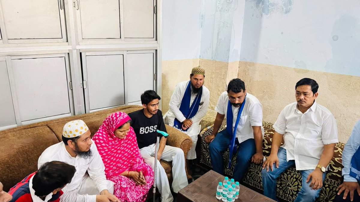 ASP4Rajasthan's tweet photo. कुछ दिन पूर्व, नगीना लोकसभा क्षेत्र के नगीना शहर स्थित मोहल्ला सराय मीर निवासी भाई तलत मंसूरी जी की धर्मपत्नी का असामयिक निधन हो गया। 

दिनांक 03 अक्टूबर 2026 को शोक-संतप्त परिवार से मुलाक़ात कर अपनी शोक संवेदनाएं व्यक्त कीं और उन्हें इस कठिन दुःख की घड़ी में ढांढस बंधाया। https://t.co/pLnCK0euy7