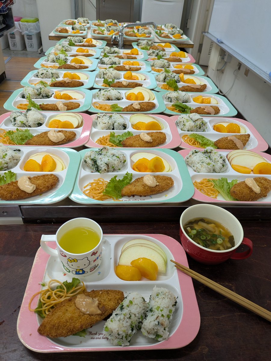 omochan6's tweet photo. 10/5　参加者 68名
メニュー
🌸俵にぎり（菜めしー小松菜、削かつを、塩昆布、ごま）
🌸白身魚フライ、　※スパゲティ、レタス添え
🌸みそ汁（フリーズドライ、豆腐、うす揚、青葱）
🌸りんご　　　🌸柿

小松菜をごはんと混ぜて菜飯をつくり、俵にぎりにしました。　　菜飯はめずらしかったようです。 https://t.co/ZULuvjrh7o