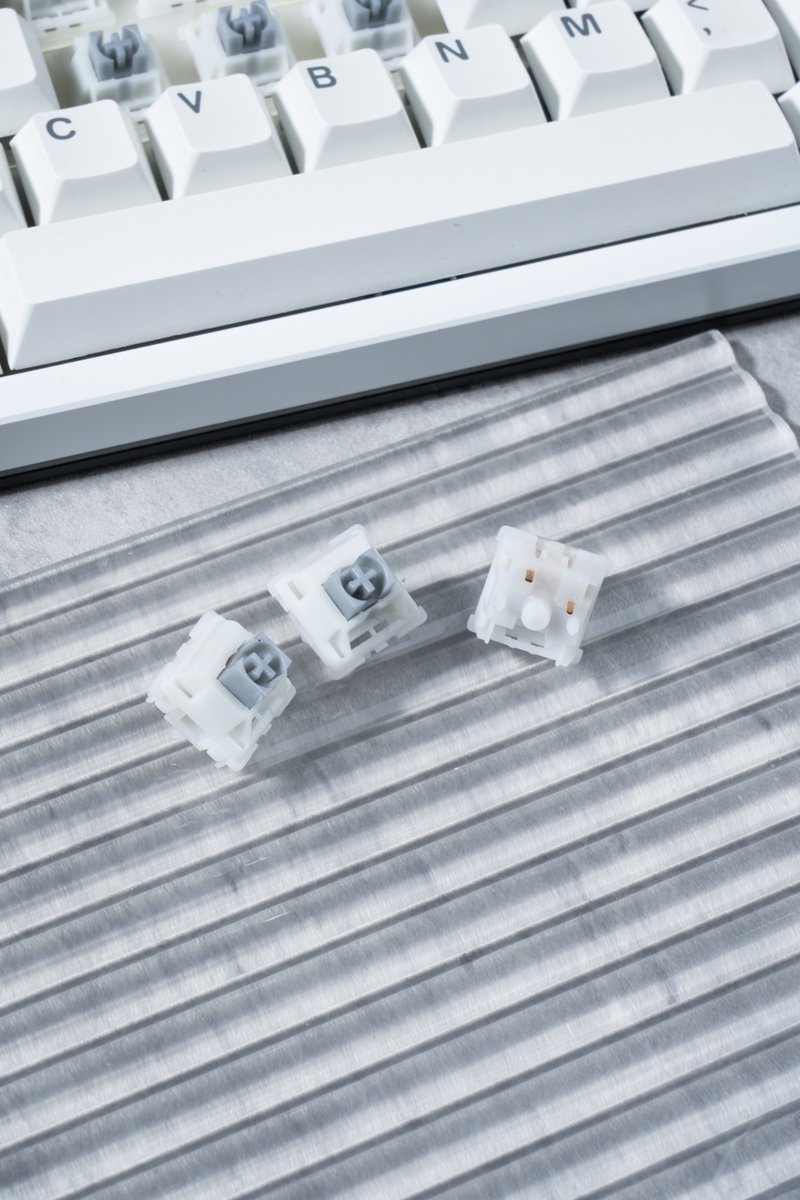 ukeebs's tweet photo. Ukeebs Snowy Silver⚡️
Speed linear switch with 1.2mm pre-travel.
Light 35gf actuation, dual-stage spring &amp; pre-lubed.
Fast, snappy &amp; direct keystrokes for gaming.

👇https://t.co/sFnnF5jjHg

#Ukeebs #Gateron #SnowySeries #MechanicalKeyboard #LinearSwitch #CustomKeyboard https://t.co/Zrnq21p73T