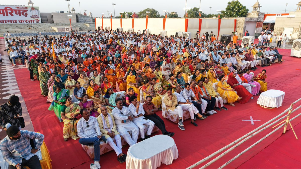 VHPDigital's tweet photo. श्रद्धेय अशोक सिंहल जी का जन्म शताब्दी वर्ष उद्घाटन कार्यक्रम चितौड़ के कोटा में आयोजित हुआ । 
कार्यक्रम में पूज्य संतों के साथ विहिप संयुक्त महामंत्री डॉ सुरेंद्र जैन जी (@drskj01 ) ने श्रद्धेय अशोक जी सिंहल को याद कर उनके द्वारा हिंदू समाज के लिए किये योगदान और जागरण को स्मरण किया । 

#100YearsOfAshokJi
