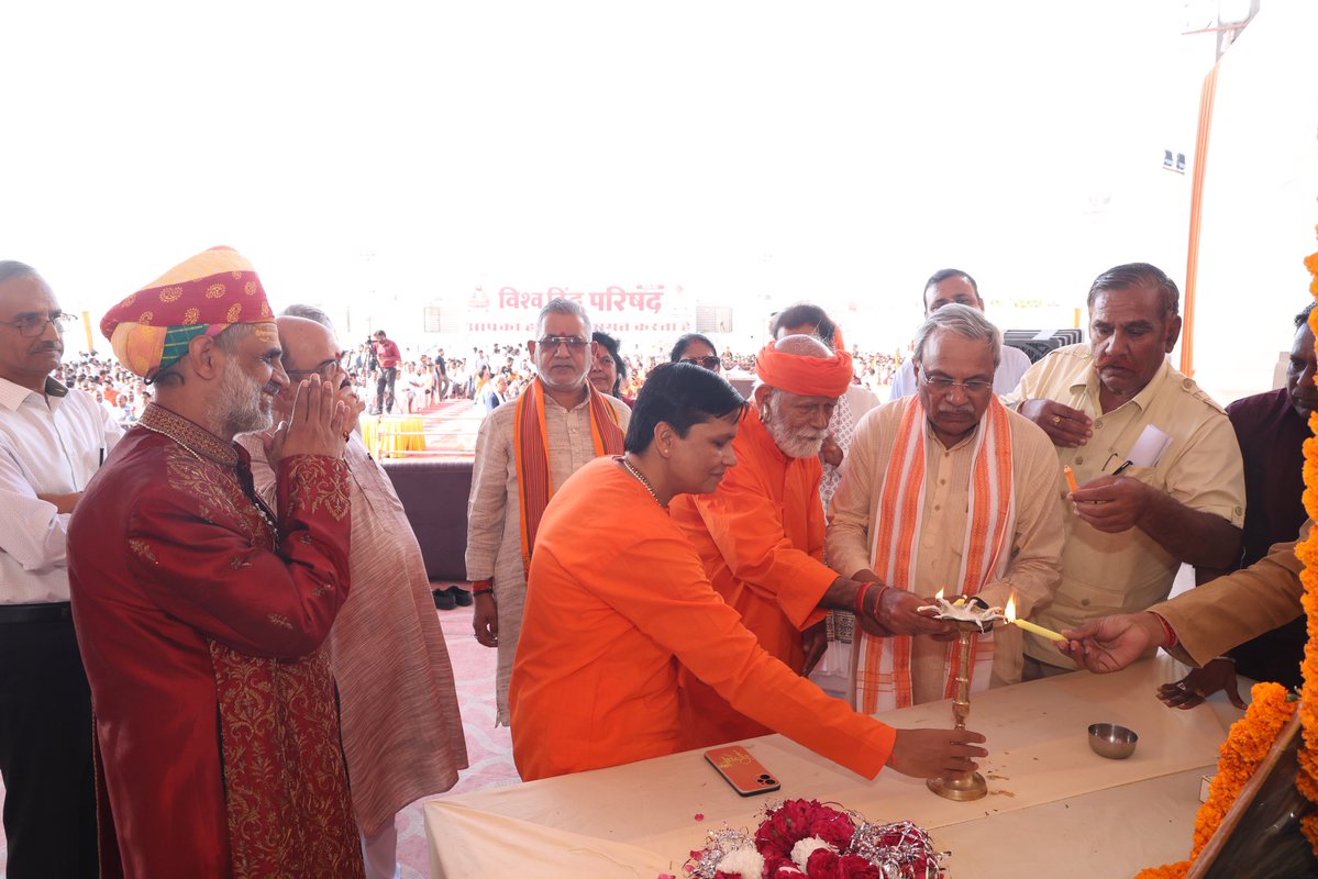 VHPDigital's tweet photo. श्रद्धेय अशोक सिंहल जी का जन्म शताब्दी वर्ष उद्घाटन कार्यक्रम चितौड़ के कोटा में आयोजित हुआ । 
कार्यक्रम में पूज्य संतों के साथ विहिप संयुक्त महामंत्री डॉ सुरेंद्र जैन जी (@drskj01 ) ने श्रद्धेय अशोक जी सिंहल को याद कर उनके द्वारा हिंदू समाज के लिए किये योगदान और जागरण को स्मरण किया । 

#100YearsOfAshokJi