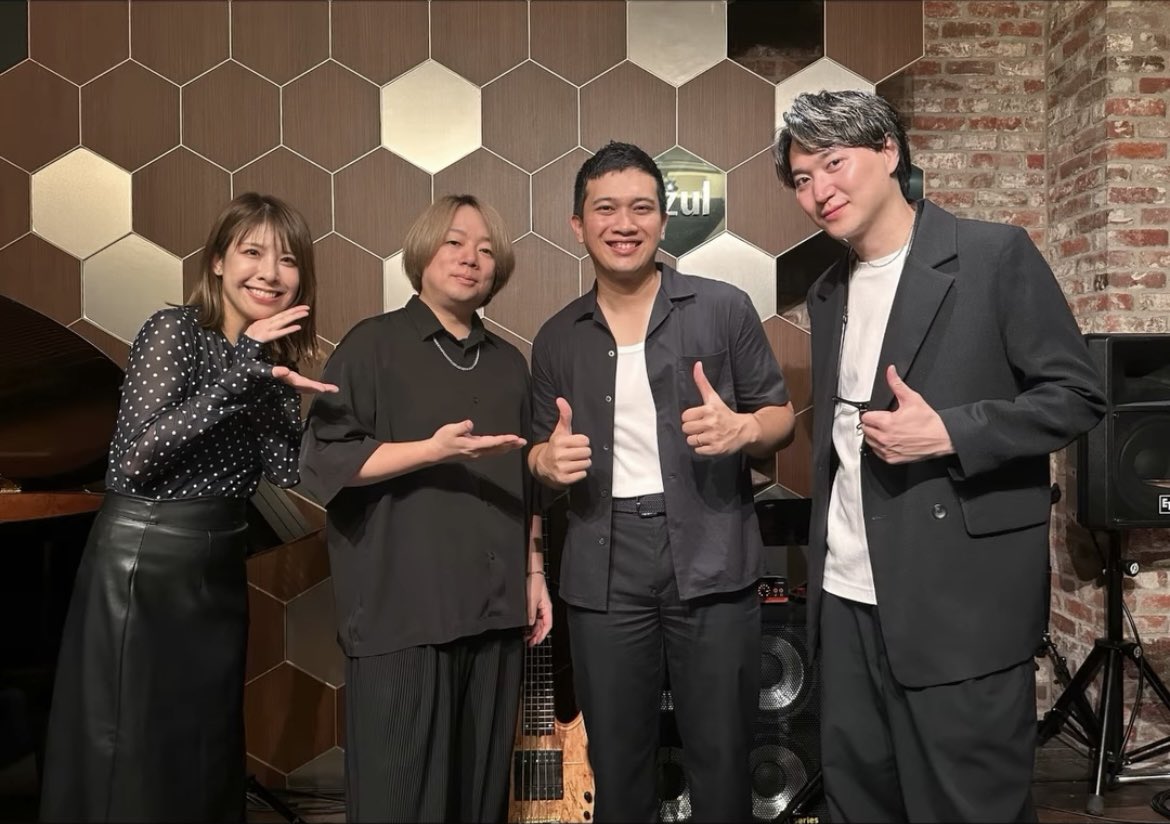 misakey1221's tweet photo. AZUL Terraceでの
アフタヌーンライブ🎹
ありがとうございました！！！✨ https://t.co/qBtwZx6Ja7