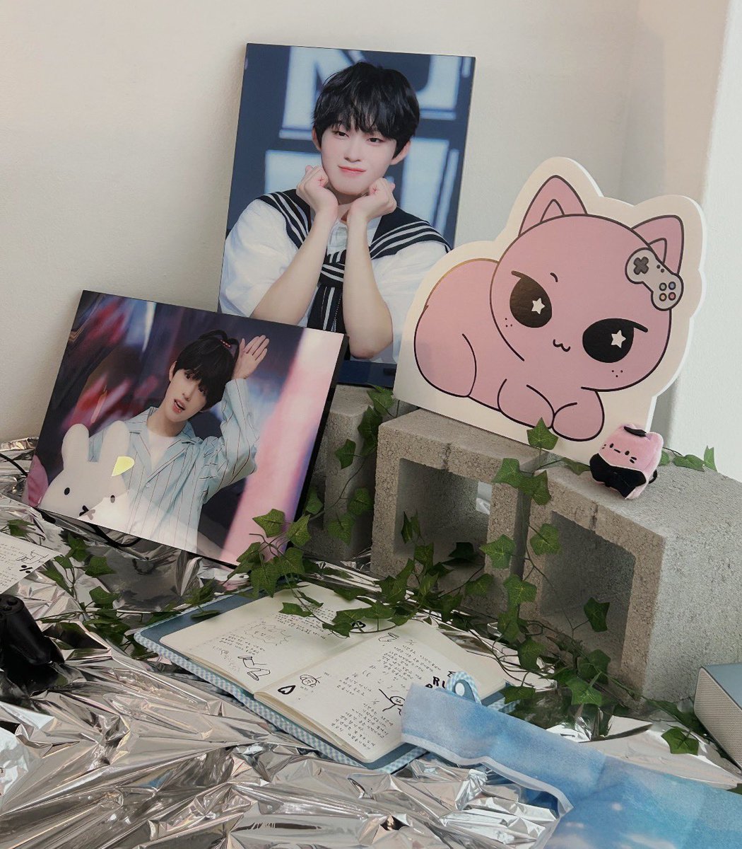 me10_04zz's tweet photo. 이주 사진으로 가득차 있어서
하나같이 너무 귀엽고 예뻤습니다
굿즈들이랑 꾸며진 공간도 너무 예뻐서
정말 즐겁게 감상하고 갑니다𐔌՞ ܸ.ˬ.ܸ՞𐦯
이주야 생일 축하해🐱💛

#少年의_피날레 
#케이주 #KEIJU #ケイジュ https://t.co/otHWWcnr9O