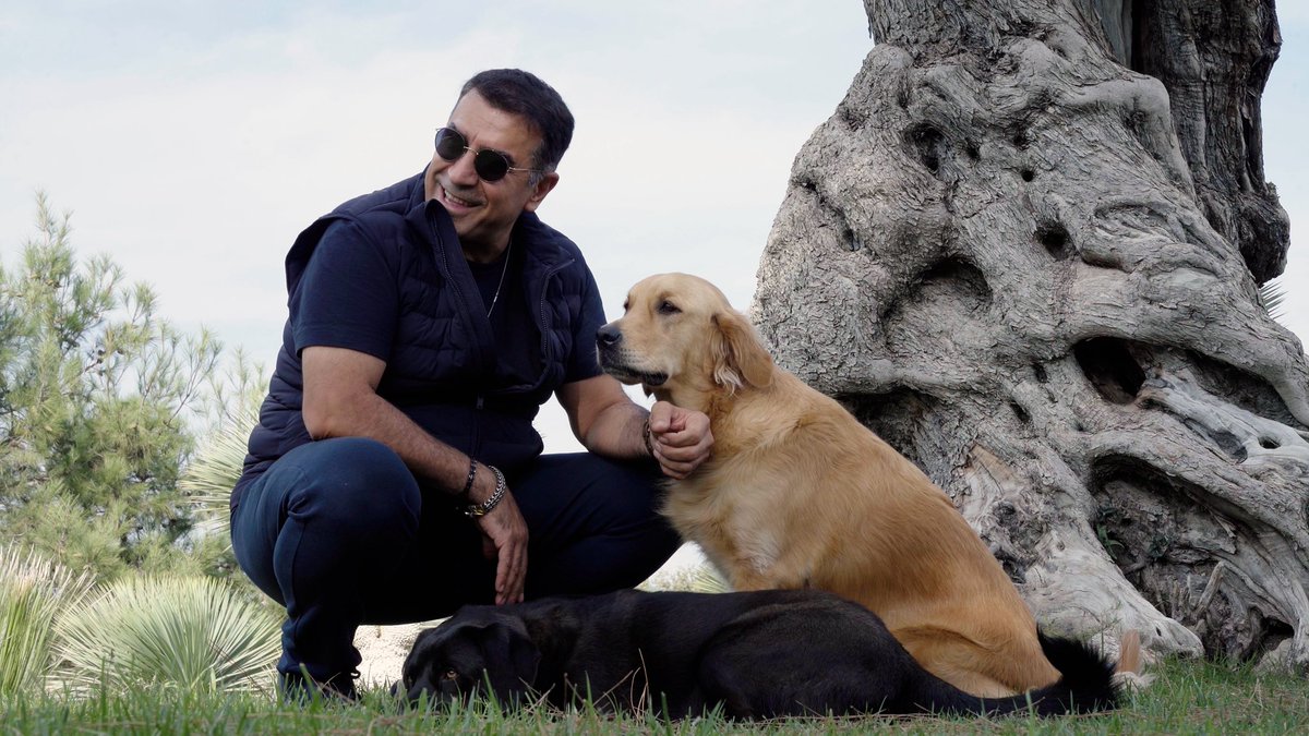 AhmetGunestekin's tweet photo. Kucağımdaki Köpek, İçinizdeki Öfke

Amedspor Kulüp Başkanı Nahit Eren ve Yönetim Kurulu Üyesi Narin Nadirov benim dostlarım. Hafta sonuna denk gelen ziyaretlerinde onları evimde ağırladım. Bir gazeteci de bu gayet doğal buluşmayı iyi niyetle haberleştirdi.

Fotoğraflardan birinde kucağımda köpeğim vardı. Evimdeki canların en yaşlısı. Yanımdan pek ayrılmaz, kucağımda olmayı sever. Ben de onu kucağımda tutmayı severim.

Sonra fotoğrafın altına yazılanları gördüm.

Kucağımdaki bir köpek üzerinden dostlarıma, bana, yaşam biçimimize, hatta inancımıza kadar uzanan hakaretler…

Hayvanlar aleminde ona köpek denir. Ama evinizin eşiğinden içeri girdiği gün ona bir isim verirsiniz. O artık Modi’dir, Rodi’dir, Stella’dır, Reşo’dur.

Kedilerim de var: Mem ve Zin.

Her birinin ayrı huyu, ayrı sevinci, ayrı korkusu var. Gözünüzün içine bakarlar. Sesinizden ne halde olduğunuzu anlarlar. Riyakar değiller, yalan söylemiyorlar, iftira atmıyorlar. Servetinizle, makamınızla, şöhretinizle ilgilenmiyorlar.

Sizi olduğunuz gibi seviyorlar.

Yirmi yılı aşkın süredir stüdyolarımın bulunduğu bölgelerde sokakta yaşayan hayvanların bakımına destek oluyorum. Barınaklara yardım ediyorum. Güneştekin Vakfı da öğrencilerin ve ihtiyaç sahiplerinin yanında olduğu gibi, imkanları ölçüsünde sokakta yaşayan canlılara destek oluyor.

Çünkü doğayı korumak, içindeki canlıyı da korumaktır. Hayatı sevmek, canlıyı sevmektir.

Bir köpekten nefret edip insan sevgisinden söz etmek bana eksik geliyor. Hele bunu din adına yapıyorsanız, önce merhameti hatırlamak gerekir.

Kur’an’da köpeği haram ilan eden bir ayet yoktur. Kehf suresinde mağaranın girişinde insanlarla birlikte bekleyen köpekten, Maide suresinde eğitilmiş av hayvanlarından söz edilir. Yüzyıllar içinde oluşmuş farklı fıkhi yorumları Allah’ın değişmez hükmü gibi başkasının hayatına dayatmak doğru değildir.

Bir de yaşadığım evden, sahip olduğum imkanlardan hareketle bütün bunları Kürt kimliğime yakıştıramayanlar olmuş.

Ben Batman’dan çıktım. Hayatım boyunca çalıştım, ürettim. Bugün Boğaz’a bakan bir evde yaşıyor, dünyanın farklı şehirlerinde çalışabiliyorsam bunu hiçbir zaman bir üstünlük olarak görmedim. Ama bunun için kimseden özür dileyecek de değilim.

Bir toplum kendi içinden çıkan insanların iyi yerlere gelmesini kendisine yakıştıramıyorsa, en büyük haksızlığı kendisine yapar.

Köklerimi hiç unutmadım. Köklerime bağlı olmak, dallarımın dünyaya uzanmasından utanmamı gerektirmez.

Yorumlara bakıyorum. Kocaman laflar… Kendi düşüncesi olmadığı belli olan, yapay zekadan ödünç alınmış cümlelerle hükümler verenler… Kullandığı kavramın anlamını bilmeden büyük sözler söyleyenler…

Ben bu linçlere yabancı değilim.

Ama küçük bir azınlığın öfkesini bir halka mal etmek de o halka haksızlıktır. Yıllardır gördüğüm sevgi ve saygıyı birkaç öfkeli sesin gürültüsüyle karıştırmam.

Birkaç dalganın öfkesi okyanusun büyüklüğünü küçültmez.

Ben Modi, Rodi, Stella, Reşo, Mem ve Zin’le yaşamaya, sokaktaki bir canlıya da gücüm yettiğince sahip çıkmaya devam edeceğim.

Çünkü merhamet zayıflık değildir. İnsanlıktır.

Kucağımdaki köpekten rahatsız olabilirsiniz.

Ama asıl bakmanız gereken yer benim kucağım değil, içinizde büyüttüğünüz öfkedir.