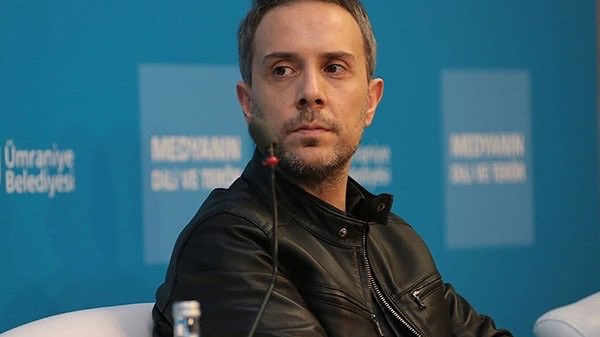 HaberReport's tweet photo. Sabah yazarı Melih Altınok:

"Ulusal tehdit, aile boyu refaha ermiş Fatma Betül Sayan Kaya'nın hiç mi umurunda değil?

Türkiye'nin nasıl bir kuşatma altında olduğunu anlamadı mı da hâlâ milyonlarına milyonlar katmanın derdinde...

Gazetecileri arayıp "ailecek ağlıyoruz" diyeceğine önce bunun cevabını versin.

Fon soruşturmasında oğlunun adı geçen 
Hayati Yazıcı'ya ne buyurulur?

Ancak gazetelerde yer alan haberlere göre oğlunun varlık yönetim şirketi varmış. Yani bankaların vatandaşlardan alamadığı borçları satın alıp tahsil ediyormuş.

Elbette eylemlerin sorumluluğu şahıslarındır. Ne var ki Hayati Bey, "Oğlumun ticari eylem ve işlemlerinin legaliteye ve ahlakiliğe uygunluğu konusunda zerre kuşkum yoktur. 

Oğlumun işlerinin legal ve ahlaki olduğuna kefilim" dediği için sormak hakkımız.

Rahmetli Alev Alatlı'nın "bir işin legal olması, ahlaki olduğunu göstermez" önermesini hatırlar mısınız?

İktidar üyesi bir siyasetçinin, "Dar gelirli vatandaş ekonomik sıkıntı içindeyken, kara bulut gibi üzerlerine çöken bankaların tahsildarlığına soyunmak, pozisyonum gereği ailemize yakışmaz" demesi gerekmez mi?"