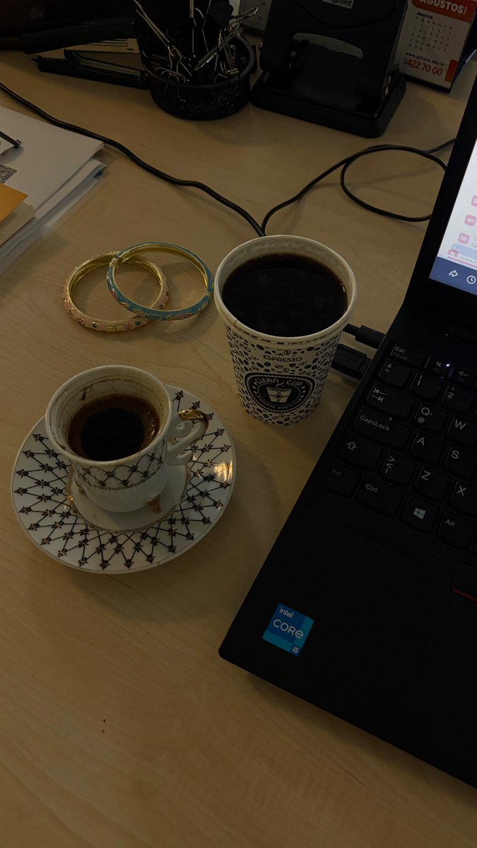 bussrademrr's tweet photo. stajyerlerden biri türk kahvesi diğeri americano yapıp getirmiş sen geç uyuyorsun diyorlar olay sadece düşünülmek aslında https://t.co/IMmWEO1RER
