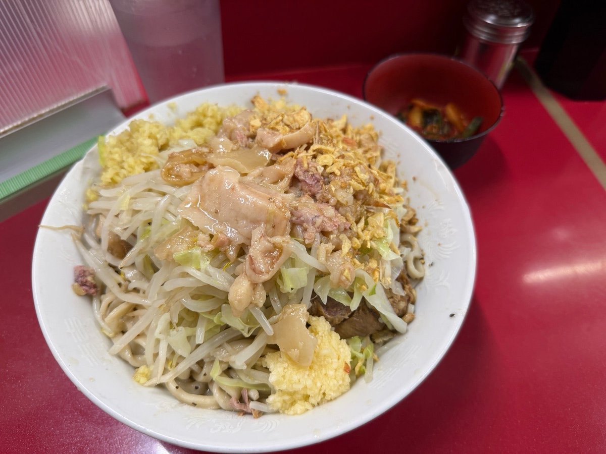 Atagonoumi's tweet photo. 小ラーメン塩汁なし生たまご抜き
ニンニク少なめアブラカラメ
キムチとしょうがトッピング
関内と同じニラキムチが良い箸休めになる (@ ラーメン二郎 越谷店 in 越谷市, 埼玉県) https://t.co/PssxHAD586 https://t.co/ygAtFeO9PD