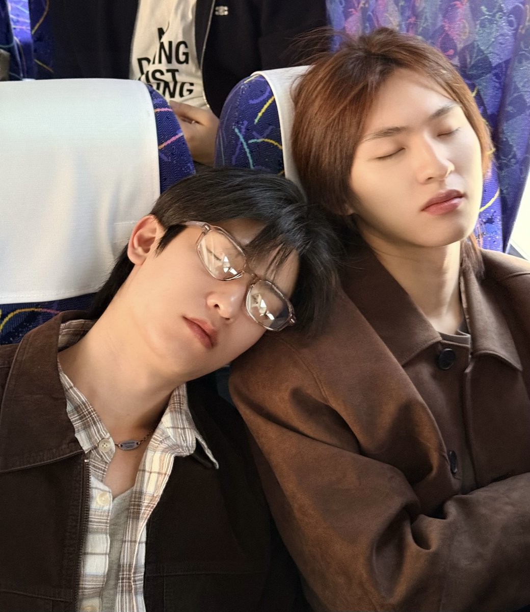 gyunn9396's tweet photo. จำได้เลยตอนที่มีฟคถามว่าซีนที่น้องต้องจูบกับอิพี่ภีมในฉากมัสจะเข้าไปดูหลังเซทมั้ย ฮีบอก ไม่ เมิ่อวานก็อาจจะแบบเดียวกัน เห็นแล้ว หึงแล้ว ลบแอพทิ้ง มูหูหึง แล้วนอน จบ ชัว 

((หรือไม่ฮีอาจจะไปอ้อนเพนม๋าจ๋องหลังน้องทำงานเสร็จก็ได้ใครจะรุ้)) https://t.co/DuEmsKpnQR