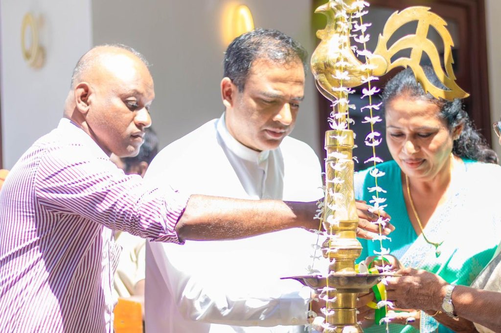 rajakarunahs's tweet photo. දිවුලපිටිය ආසනයේ සම සංවිධායක ප්රසාදනී කාරියවසම් මහත්මිය විසින් සංවිධානය කල වැඩිහිටි උපහාර උළෙලට සහබාගීවූ අවස්ථාව.
#HarshanaRajakaruna #SamagiJanaBalawegaya #SriLankaPolitics #CleanPolitics #fypシ #highlights https://t.co/WTDUBvjFKw