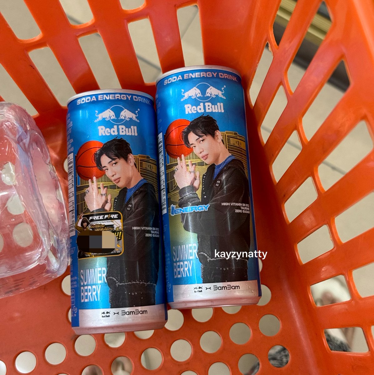 kayzynatty's tweet photo. เนี่ยเวลาออกมาแบบไม่คาดหวังละชอบเจอ งือเจออีกลายละ แต่คือเหลือแค่ 2 ป๋องเองใครเอาไปหมดคะ ไม่เป็นไรเอามาก่อน บางพลีหายากมากนะนี่เจอแค่ 3 ลายเอง 🏀😁💜

#RedBullTHxBamBam @BamBam1A 
#ใส่สุดกับRedBullxBamBam #BamBam https://t.co/vSatR3KECl
