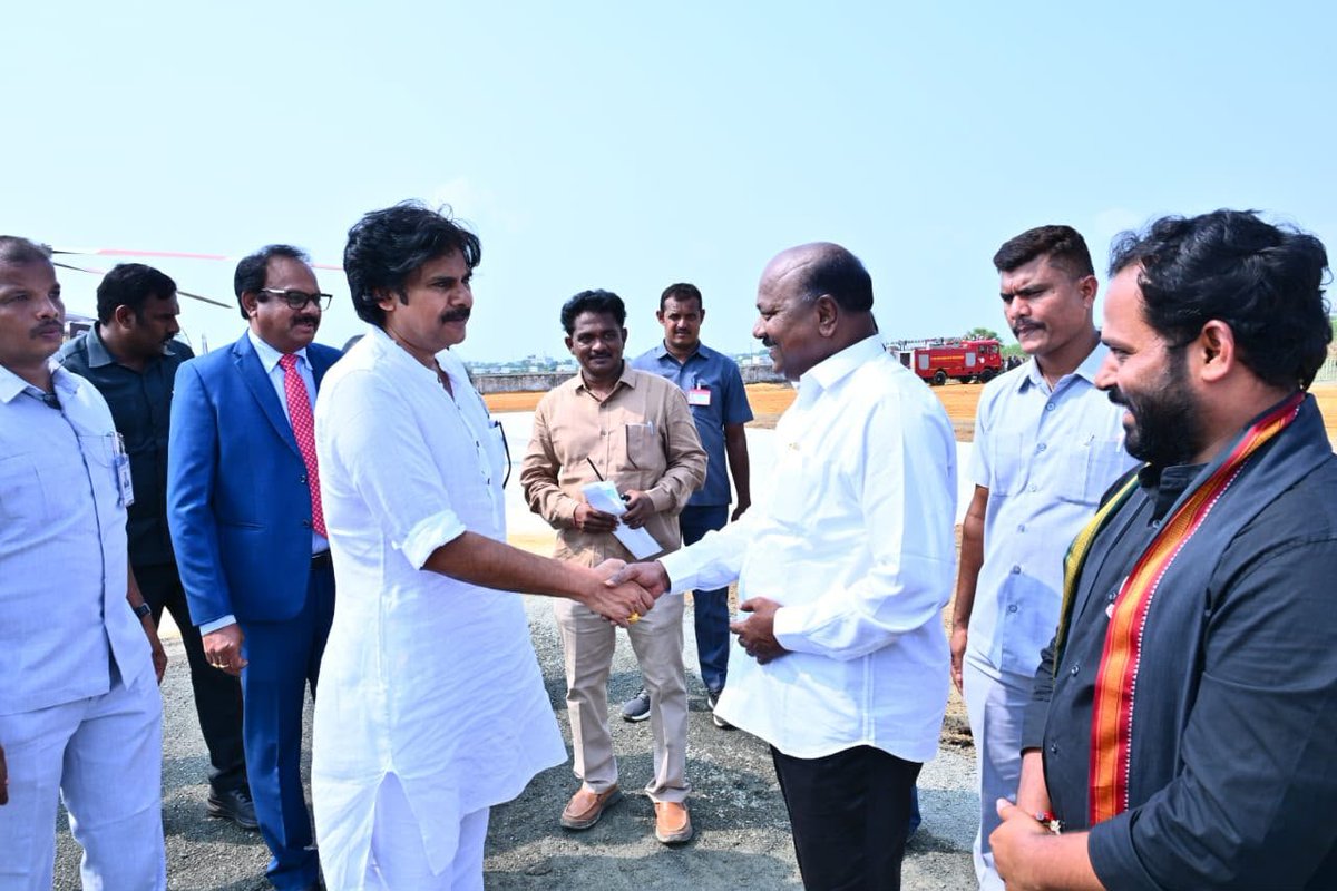 JanaSenaParty's tweet photo. రాష్ట్రవ్యాప్తంగా రూ. 30,156 కోట్ల విలువైన జల్ జీవన్ మిషన్ – అమరజీవి జలధార ప్రాజెక్టుల శంకుస్థాపన కార్యక్రమంలో పాల్గొనేందుకు రాష్ట్ర ఉప ముఖ్యమంత్రివర్యులు శ్రీ @PawanKalyan గారు కడప జిల్లా ప్రొద్దుటూరుకు చేరుకున్నారు. ఉప ముఖ్యమంత్రివర్యులకి స్థానిక శాసనసభ్యులు శ్రీ వరదరాజుల రెడ్డి, పెందుర్తి శాసన సభ్యులు శ్రీ పంచకర్ల రమేష్ బాబు, రైల్వే కోడూరు శాసన సభ్యులు శ్రీ అరవ శ్రీధర్, అహుడా ఛైర్మన్ శ్రీ టీ.సీ. వరుణ్, ఒంగోలు అర్బన్ డెవలప్‌మెంట్ అథారిటీ ఛైర్మన్ శ్రీ షేక్ రియాజ్, జిల్లా కలెక్టర్ శ్రీ చెరుకూరి శ్రీధర్, జనసేన నాయకులు శ్రీ సుంకర శ్రీనివాస్, శ్రీ పి. శివకళ్యాణ్ రెడ్డి, శ్రీ తాతంశెట్టి నాగేంద్ర, శ్రీ అతికారి కృష్ణ, శ్రీ శ్రీనివాసరాజు తదితరులు ఘనస్వాగతం పలికారు. కాసేపట్లో గౌరవ ముఖ్యమంత్రి శ్రీ చంద్రబాబు నాయుడు గారితో కలసి జల్ జీవన్ మిషన్ – అమరజీవి జలధార ప్రాజెక్టులకు ఉప ముఖ్యమంత్రివర్యులు శంకుస్థాపన చేస్తారు.

#JalJeevanMission
#AmarajeeviJaladhara