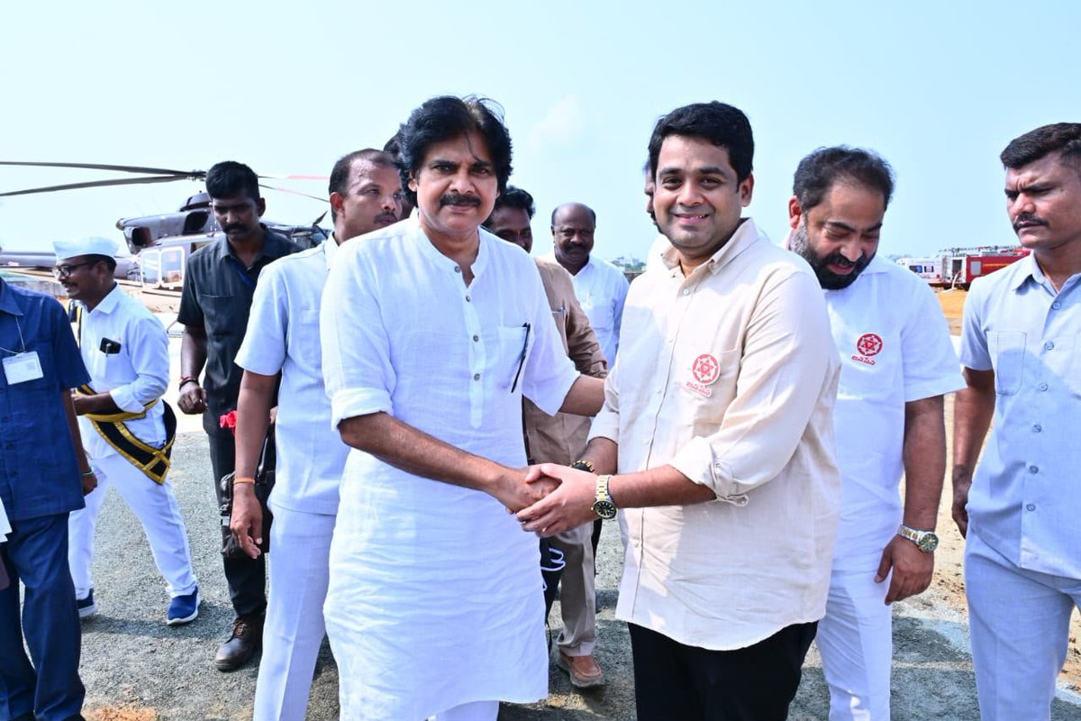 JanaSenaParty's tweet photo. రాష్ట్రవ్యాప్తంగా రూ. 30,156 కోట్ల విలువైన జల్ జీవన్ మిషన్ – అమరజీవి జలధార ప్రాజెక్టుల శంకుస్థాపన కార్యక్రమంలో పాల్గొనేందుకు రాష్ట్ర ఉప ముఖ్యమంత్రివర్యులు శ్రీ @PawanKalyan గారు కడప జిల్లా ప్రొద్దుటూరుకు చేరుకున్నారు. ఉప ముఖ్యమంత్రివర్యులకి స్థానిక శాసనసభ్యులు శ్రీ వరదరాజుల రెడ్డి, పెందుర్తి శాసన సభ్యులు శ్రీ పంచకర్ల రమేష్ బాబు, రైల్వే కోడూరు శాసన సభ్యులు శ్రీ అరవ శ్రీధర్, అహుడా ఛైర్మన్ శ్రీ టీ.సీ. వరుణ్, ఒంగోలు అర్బన్ డెవలప్‌మెంట్ అథారిటీ ఛైర్మన్ శ్రీ షేక్ రియాజ్, జిల్లా కలెక్టర్ శ్రీ చెరుకూరి శ్రీధర్, జనసేన నాయకులు శ్రీ సుంకర శ్రీనివాస్, శ్రీ పి. శివకళ్యాణ్ రెడ్డి, శ్రీ తాతంశెట్టి నాగేంద్ర, శ్రీ అతికారి కృష్ణ, శ్రీ శ్రీనివాసరాజు తదితరులు ఘనస్వాగతం పలికారు. కాసేపట్లో గౌరవ ముఖ్యమంత్రి శ్రీ చంద్రబాబు నాయుడు గారితో కలసి జల్ జీవన్ మిషన్ – అమరజీవి జలధార ప్రాజెక్టులకు ఉప ముఖ్యమంత్రివర్యులు శంకుస్థాపన చేస్తారు.

#JalJeevanMission
#AmarajeeviJaladhara