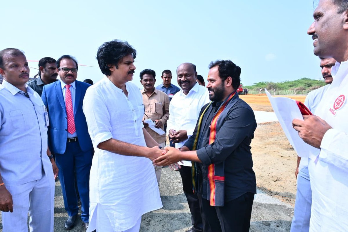 JanaSenaParty's tweet photo. రాష్ట్రవ్యాప్తంగా రూ. 30,156 కోట్ల విలువైన జల్ జీవన్ మిషన్ – అమరజీవి జలధార ప్రాజెక్టుల శంకుస్థాపన కార్యక్రమంలో పాల్గొనేందుకు రాష్ట్ర ఉప ముఖ్యమంత్రివర్యులు శ్రీ @PawanKalyan గారు కడప జిల్లా ప్రొద్దుటూరుకు చేరుకున్నారు. ఉప ముఖ్యమంత్రివర్యులకి స్థానిక శాసనసభ్యులు శ్రీ వరదరాజుల రెడ్డి, పెందుర్తి శాసన సభ్యులు శ్రీ పంచకర్ల రమేష్ బాబు, రైల్వే కోడూరు శాసన సభ్యులు శ్రీ అరవ శ్రీధర్, అహుడా ఛైర్మన్ శ్రీ టీ.సీ. వరుణ్, ఒంగోలు అర్బన్ డెవలప్‌మెంట్ అథారిటీ ఛైర్మన్ శ్రీ షేక్ రియాజ్, జిల్లా కలెక్టర్ శ్రీ చెరుకూరి శ్రీధర్, జనసేన నాయకులు శ్రీ సుంకర శ్రీనివాస్, శ్రీ పి. శివకళ్యాణ్ రెడ్డి, శ్రీ తాతంశెట్టి నాగేంద్ర, శ్రీ అతికారి కృష్ణ, శ్రీ శ్రీనివాసరాజు తదితరులు ఘనస్వాగతం పలికారు. కాసేపట్లో గౌరవ ముఖ్యమంత్రి శ్రీ చంద్రబాబు నాయుడు గారితో కలసి జల్ జీవన్ మిషన్ – అమరజీవి జలధార ప్రాజెక్టులకు ఉప ముఖ్యమంత్రివర్యులు శంకుస్థాపన చేస్తారు.

#JalJeevanMission
#AmarajeeviJaladhara