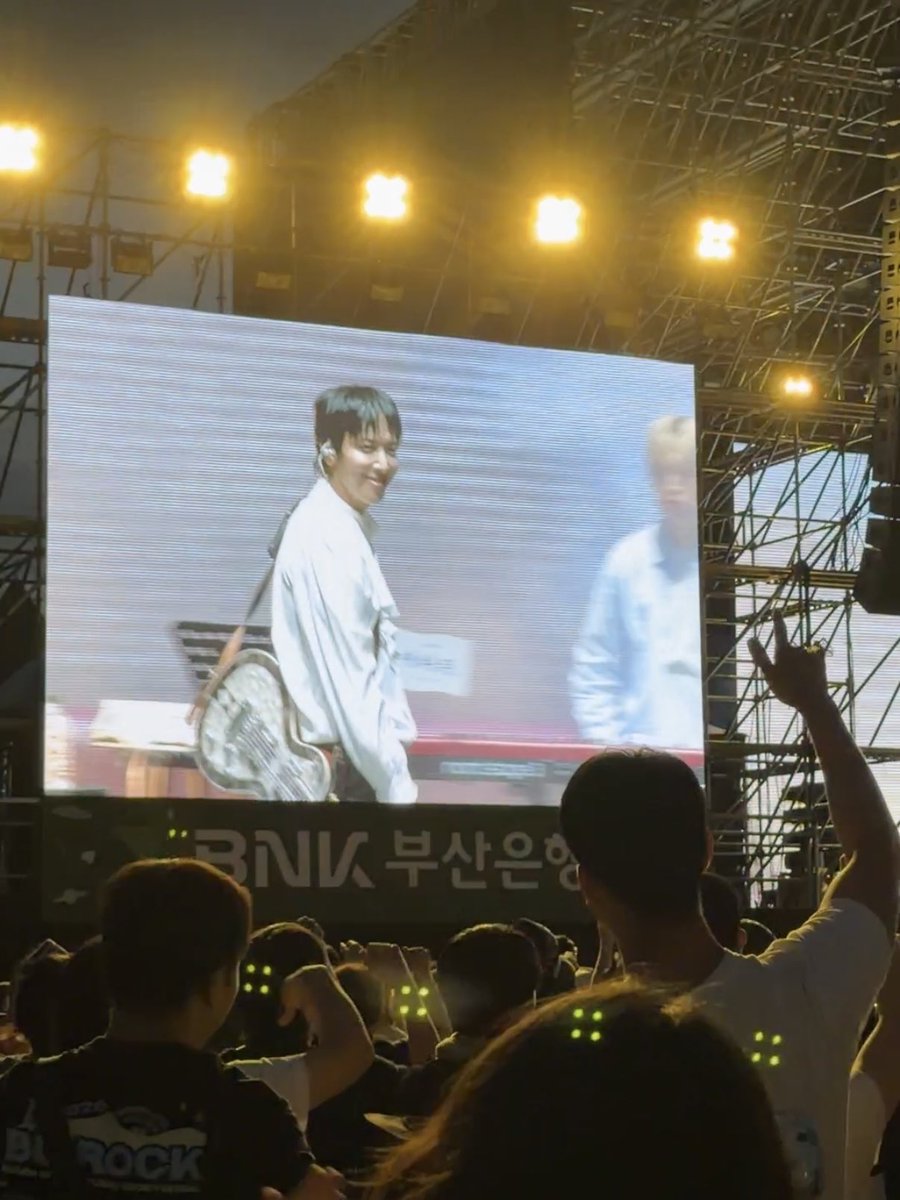 dlwwkddl's tweet photo. 정용화 전나 무서움
<제대로안노는사람잇는지순찰함
                                 다잘놀고잇는거같아서만족함> https://t.co/A90hslUy2p