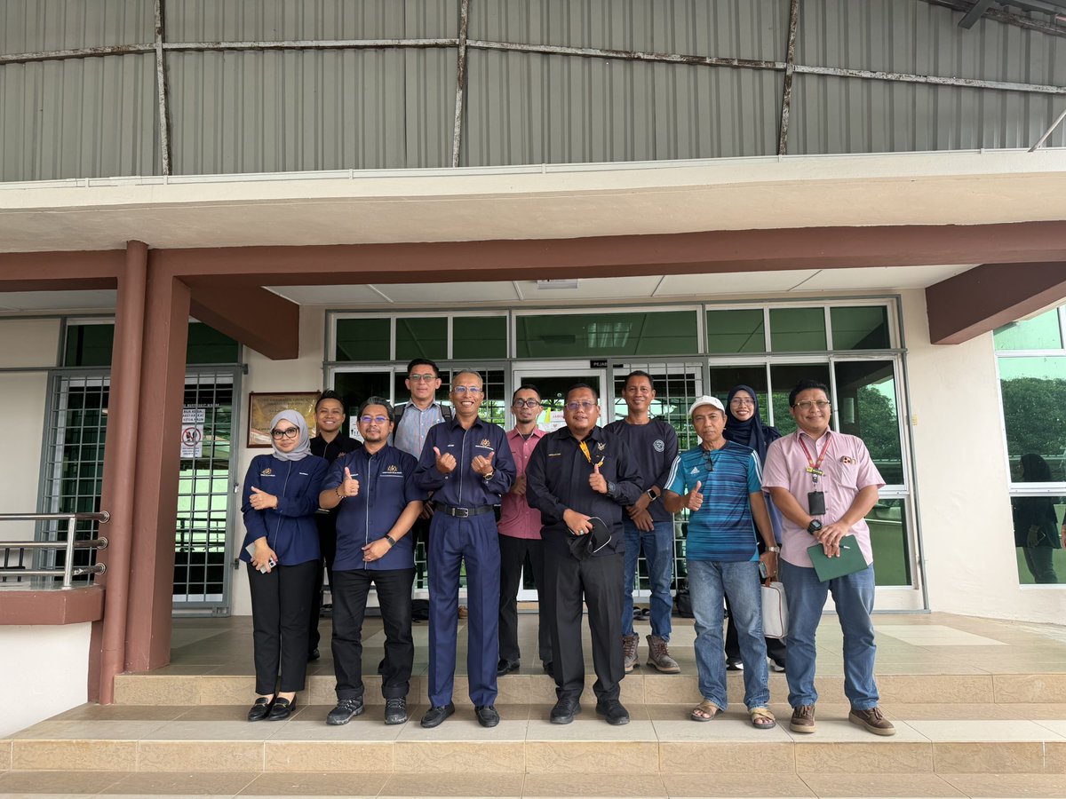 jppm_my's tweet photo. SADONG JAYA | 5 Oktober 2026 – YBrs. Dr. Adam bin Abu Hanipah, Timbalan Ketua Pengarah Jabatan Pendaftaran Pertubuhan Malaysia (JPPM), hari ini menyempurnakan Sesi Penyerahan Surat Pelantikan Agensi Pelaksana Projek Kampung Angkat MADANI (KAM) JPPM Tahun 2026.
#JPPM #KDN https://t.co/3oYtO8D2KA