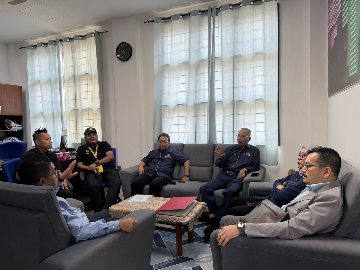 jppm_my's tweet photo. SADONG JAYA | 5 Oktober 2026 – YBrs. Dr. Adam bin Abu Hanipah, Timbalan Ketua Pengarah Jabatan Pendaftaran Pertubuhan Malaysia (JPPM), hari ini menyempurnakan Sesi Penyerahan Surat Pelantikan Agensi Pelaksana Projek Kampung Angkat MADANI (KAM) JPPM Tahun 2026.
#JPPM #KDN https://t.co/3oYtO8D2KA
