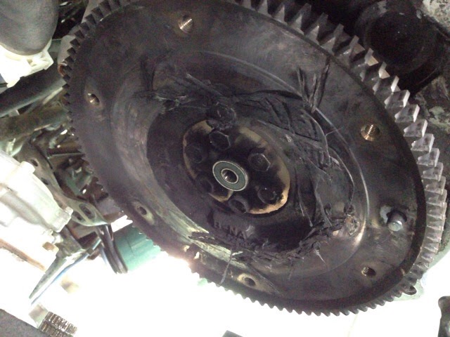teammho's tweet photo. 「後期高齢者講習に通るかわからんから、車検はギリギリまで待つわ」

そう言っていた爺さん。

どうやら講習は無事パス。

「じゃあ車検お願いします」

と予約が入った。

ところがその直前。

「車が動かなくなった」

引き上げに行って、車を見た僕。

「……事件です。」

クラッチを開けてさらに確信。

「これは事件です。」

ここまでクラッチを焼くには、
いったいどんな操作をしたんだ……。
半クラのまま走り続けたのか。
高回転でつなぎ続けたのか。

そして一番怖いのが、
本人はその異常なエンジン回転に気づいていなかった可能性。
耳がかなり遠くなると、
エンジン音から回転数を判断しにくくなります。

その結果、
「なんか進まんな」
↓
「もうちょっとアクセル踏むか」
↓
「まだ進まんな」
↓
クラッチ
「やめてくれぇぇぇ！」

講習は通った。
でも車検前に、
先にクラッチが逝った。

免許更新と日常運転は、
やっぱり別問題だと思わされた一件です。

ちなみに半年前にクラッチはOHしている車両です