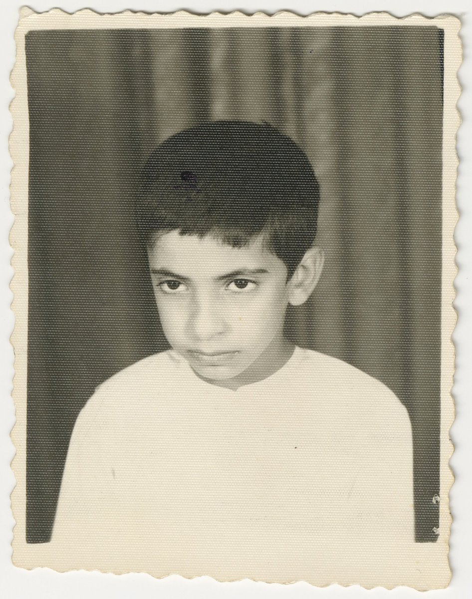 HamdanBinZayed's tweet photo. لكل منا معلم له مكان في قلوبنا؛ كلمة منه منحتنا الثقة، وصبره علينا فتح لنا أبواب المعرفة، وما علّمنا إياه ما زال يرافقنا.
وفي اليوم العالمي للمعلمين، نقول لهم: كبرنا، وبقي فضلكم في قلوبنا.
لكم منا محبة لا تنقطع، وامتنان يزداد مع السنين، ورحم الله من رحلوا عنا، وما زال أثرهم الطيب معنا.