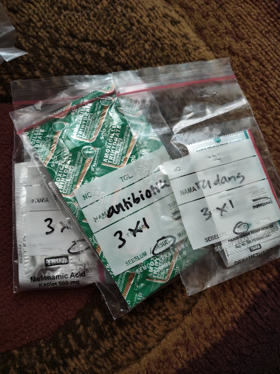 ldcuna's tweet photo. damn.. dapet surat rujuk iya, dapet obat sebanyak ini iya juga. 🧍🏻‍♀️ https://t.co/30yu0eRMdM
