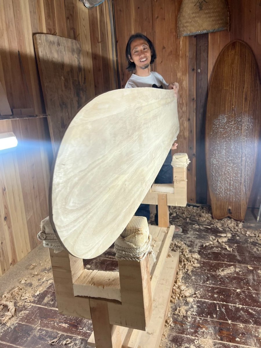 japan's tweet photo. A surfboard coated in Japanese urushi lacquer—and made to ride real waves. 🌊🏄 Kyoto craftsman Takuya Tsutsumi is creating new ways for urushi to connect with people, cultures and local materials, carrying its craftsmanship forward in forms made for life today. 🌿✨ https://t.co/m3L23MZEZB