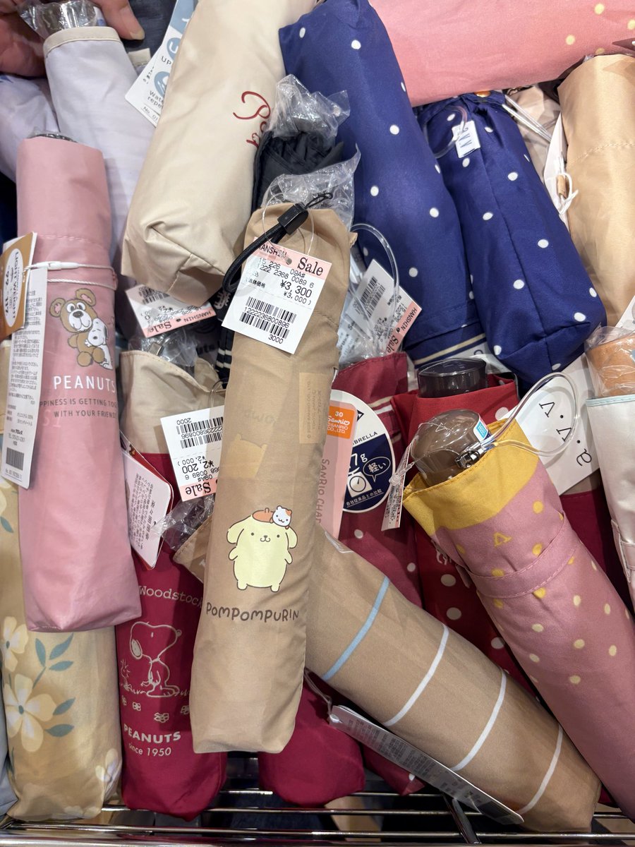 miyopen_mero's tweet photo. 阪急いつも混んでるから、化粧品買いに阪神きたら優勝セールやってるやん😳
プリンくんいた！マイメロはいないなぁ。 https://t.co/epPGrebAqM
