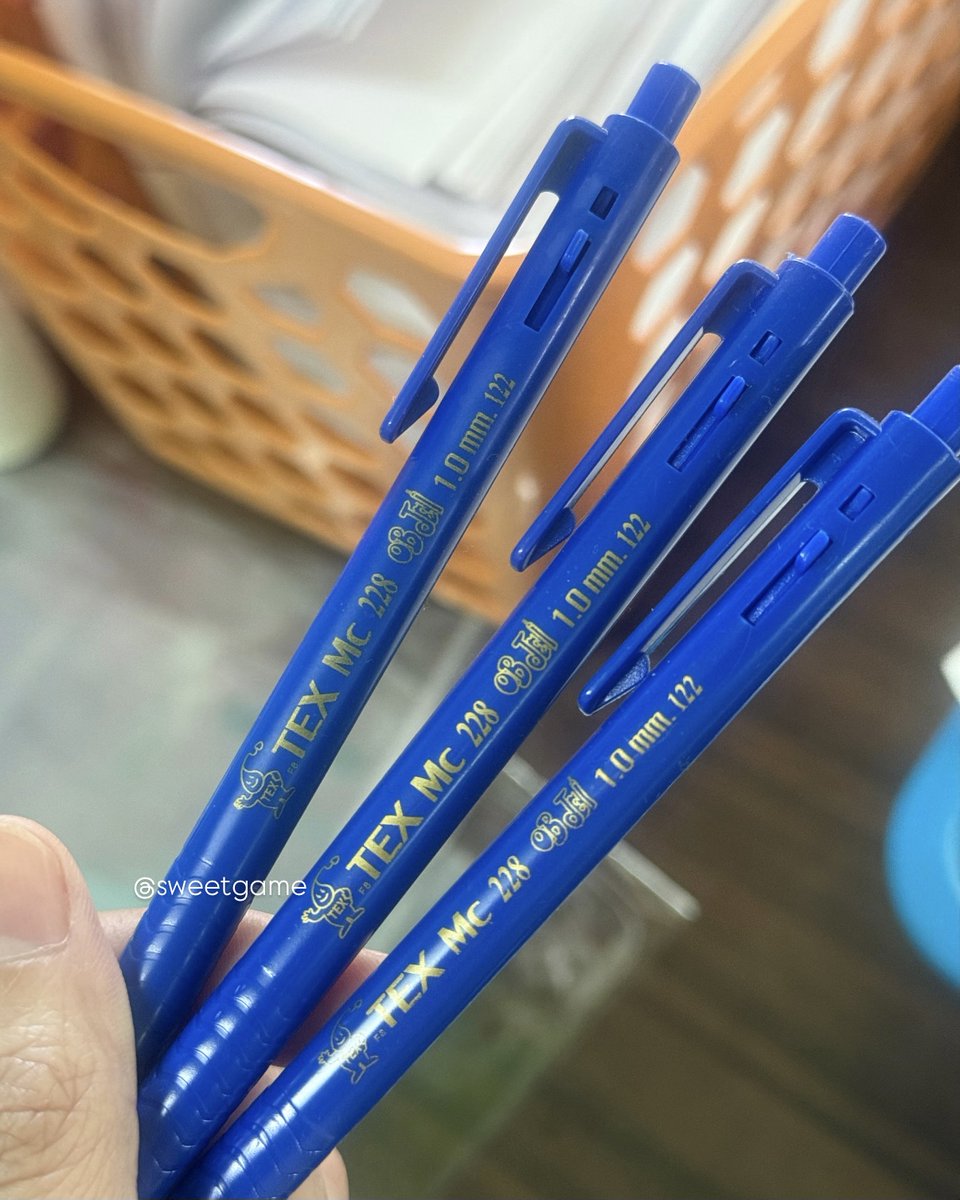 sweetgameedz's tweet photo. ปากกาไหนจะเท่ายี่ห้อนี้ เขียนลื่นปรื๊ดดดดด สีเข้มสะใจ