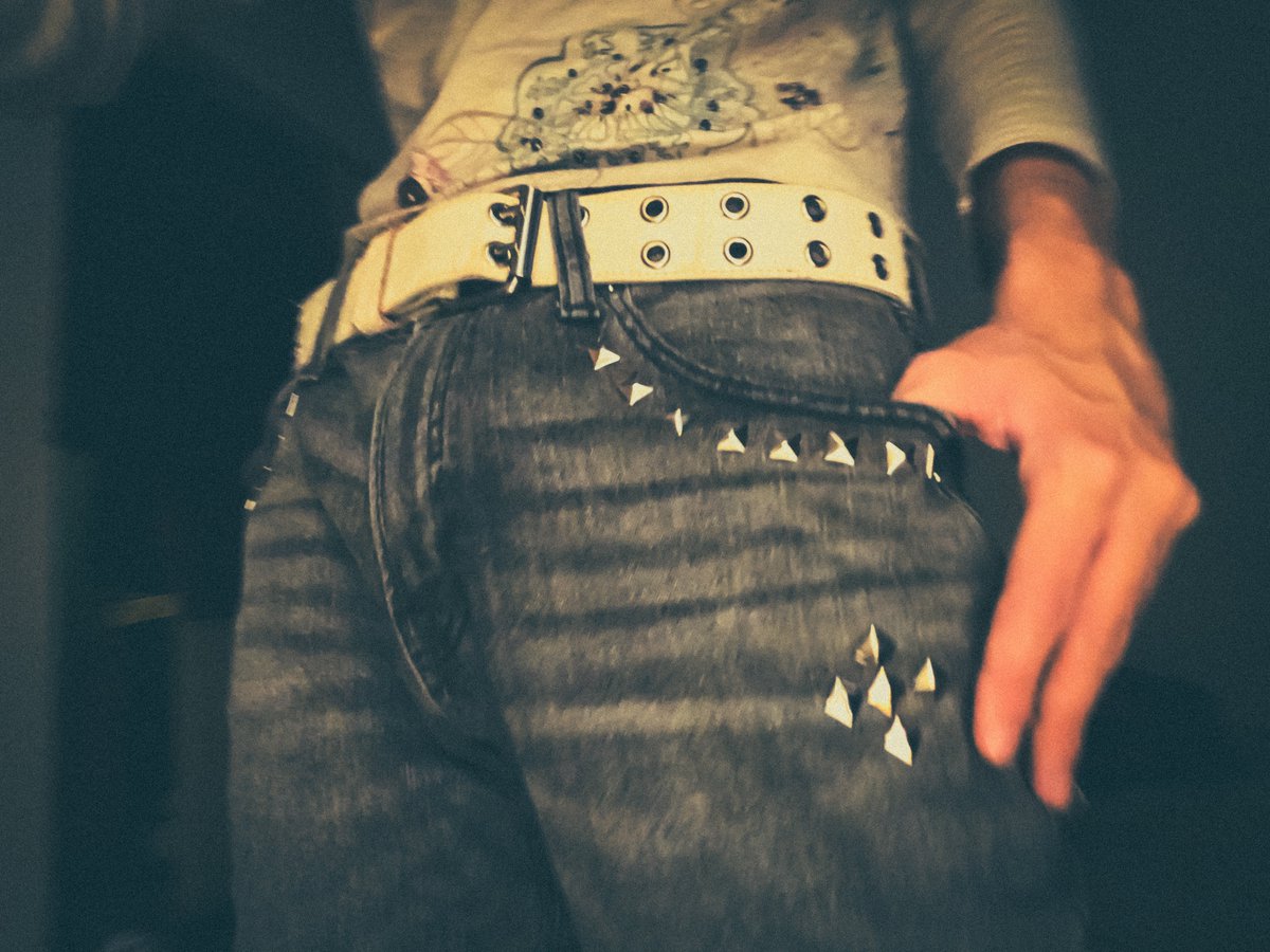pipdotflp's tweet photo. pants picture cause im a headless person with no head :( https://t.co/rwMG8g930H