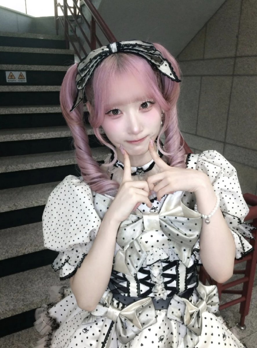 KEN689720999601's tweet photo. ピンクの「圧倒的かわいい」で油断してると🎀

黒髪の「息を呑む美しさ」でぶん殴られ🥀

金髪の「妖艶さ」で完全に沼に引きずり込まれる…✨

​全属性を完璧に使いこなす齋藤樹愛羅ちゃん!!

控えめに言って天才すぎない？🤦‍♂️💘
#イコラブ 
#齋藤樹愛羅 https://t.co/2GygqiAIK7