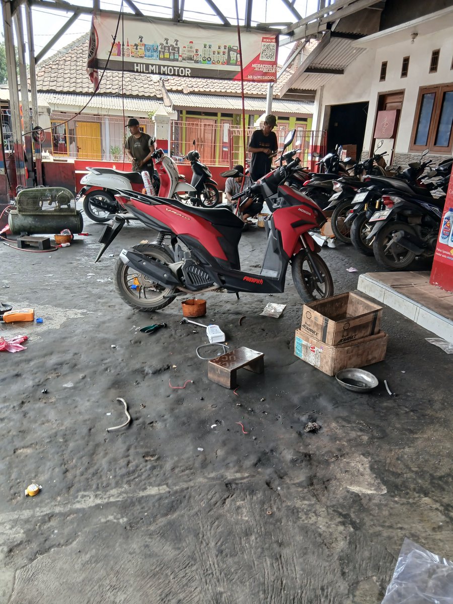 noorhtner's tweet photo. siballll udh mh senin,motor segala jajan😭👎 https://t.co/R8oFPJfa4r