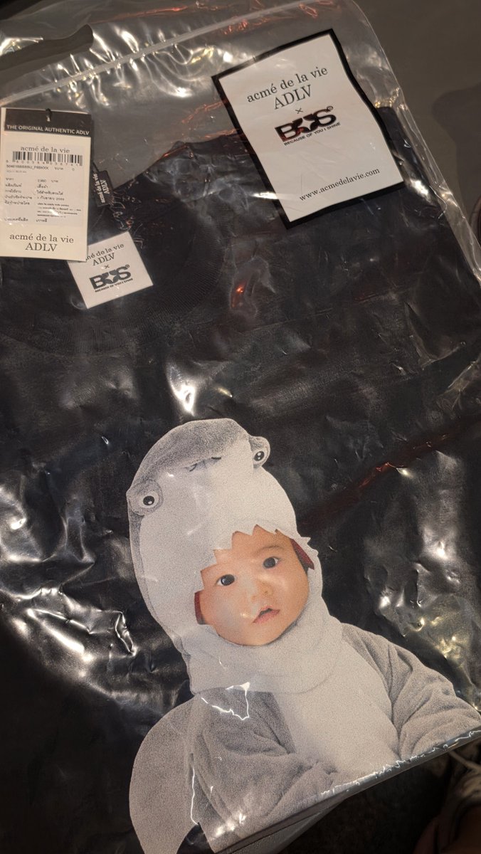 Boataroo_'s tweet photo. ผมคิดจากบ้านแล้วว่าจะยังไม่ซื้อ แค่มาเดินดูเฉยๆ แต่ก็ซื้อแบบไม่คิด 55555555

#AAashirakorn 
#ADLVxBUS https://t.co/bsZXzPG1NA