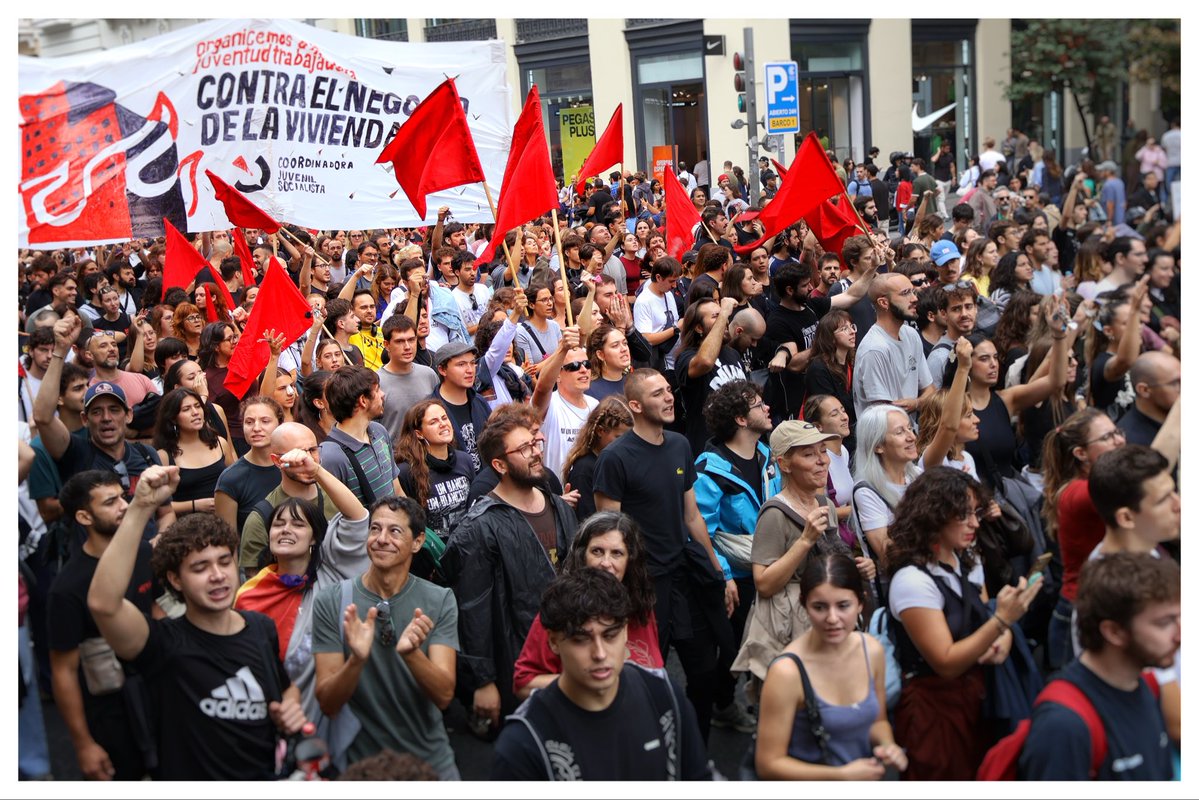 Inigosierra's tweet photo. 500.000 personas llenan Madrid con las protestas por la vivienda, exigiendo una huelga general
#vivienda #huelga #maricarmen #cibeles #madrid #canon #manifestacion #26S https://t.co/Ydfa4nJORp