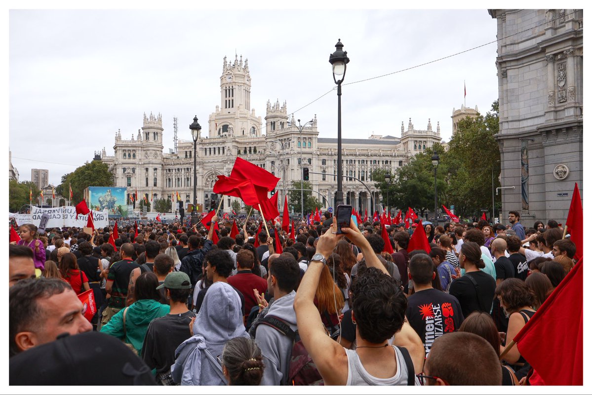 Inigosierra's tweet photo. 500.000 personas llenan Madrid con las protestas por la vivienda, exigiendo una huelga general
#vivienda #huelga #maricarmen #cibeles #madrid #canon #manifestacion #26S https://t.co/Ydfa4nJORp