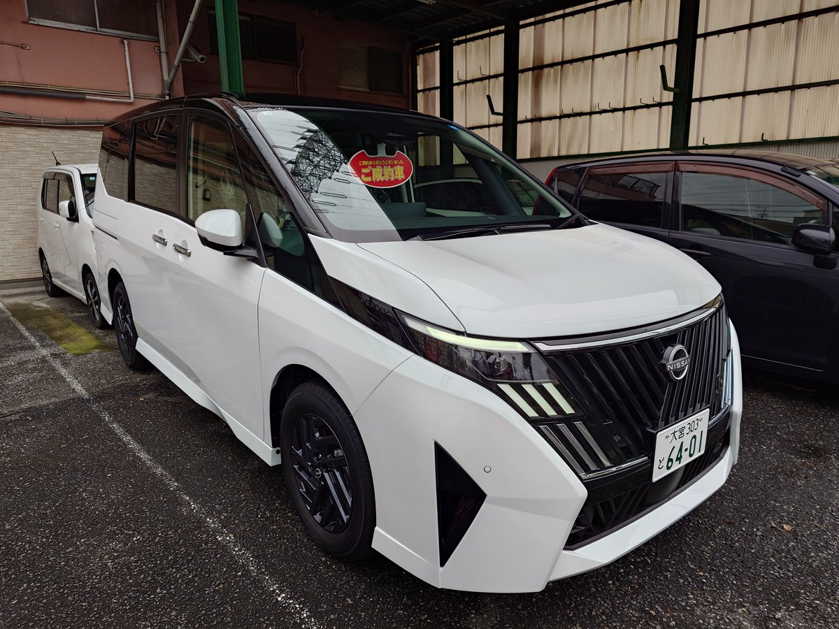 GARAGE_22's tweet photo. 明日名義変更&amp;納車予定のセレナを箱入り娘ポジションから出して外装仕上げを行いました。
ついでに木曜日には火葬場エクスプレスとして出動予定の業務車両も洗車。
ご飯を食べたら名義変更書類を作りましょう…。 https://t.co/BZo85L9toS