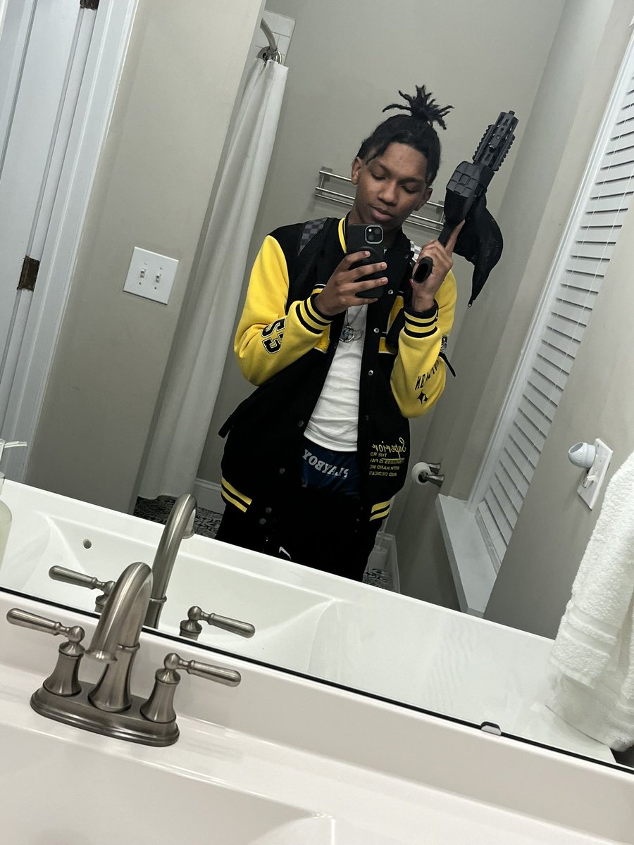 Sleazz4500's tweet photo. Just bc💛 https://t.co/Wg7GOHknMq