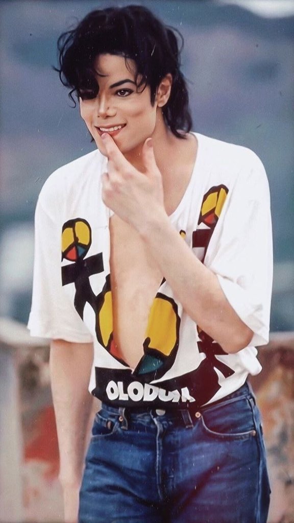 iamaylah_'s tweet photo. I’m asking because I don’t know and I want to know, how did Michael Jackson change from black to white @grok , please explain? https://t.co/8r2A6pAMbn