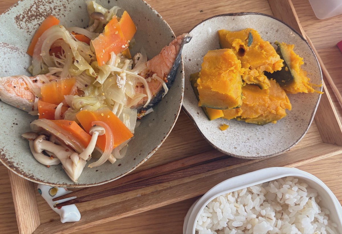 chocomira23's tweet photo. 在宅飯。昼休みに野菜切るの面倒だから次からは下準備しとこ😌 https://t.co/MNeMepgana