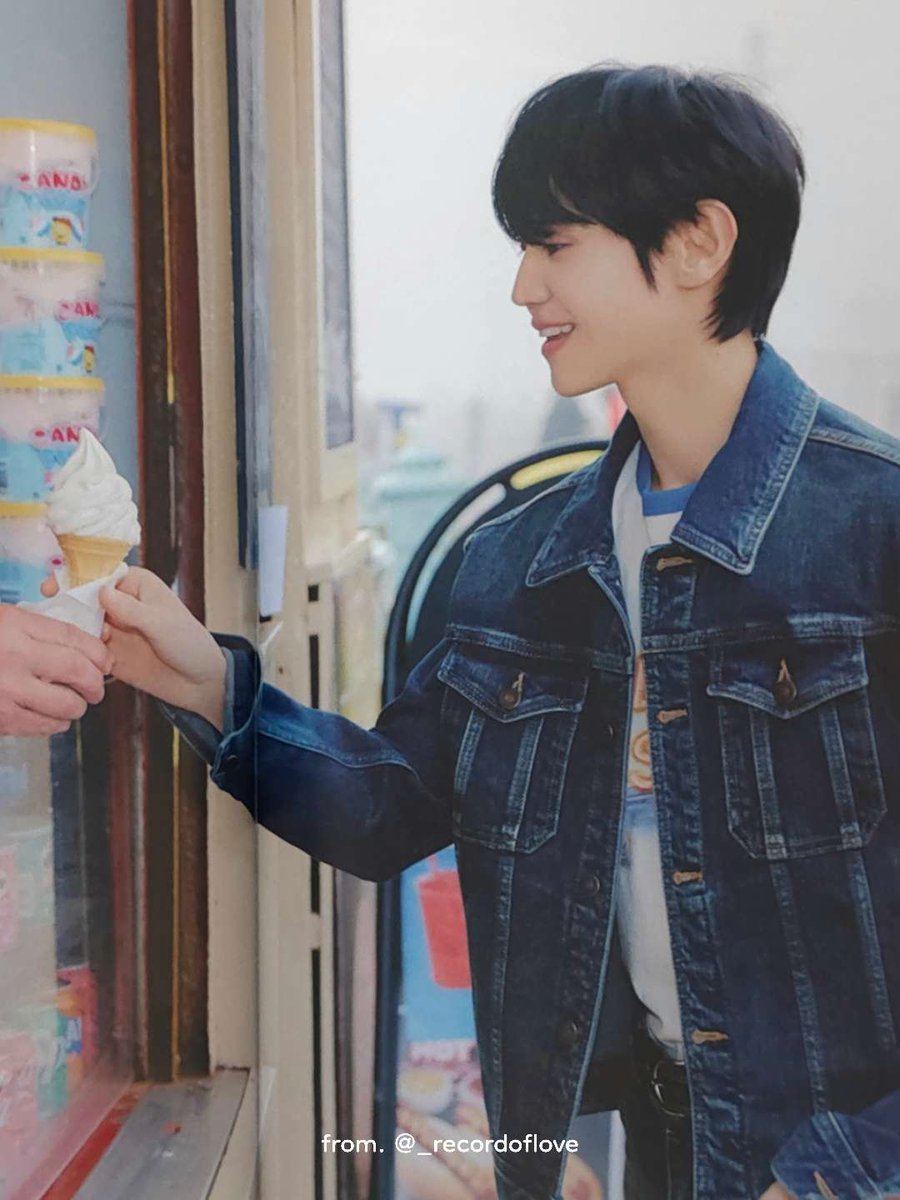 _recordoflove's tweet photo. 이번 포토북 사진 중에 내 최애😍 아이스크림 받는 얼굴이 순둥말랑이고! 두번째 사진은 상콤아이돌이심💕💕 https://t.co/P4BTHnSKcw
