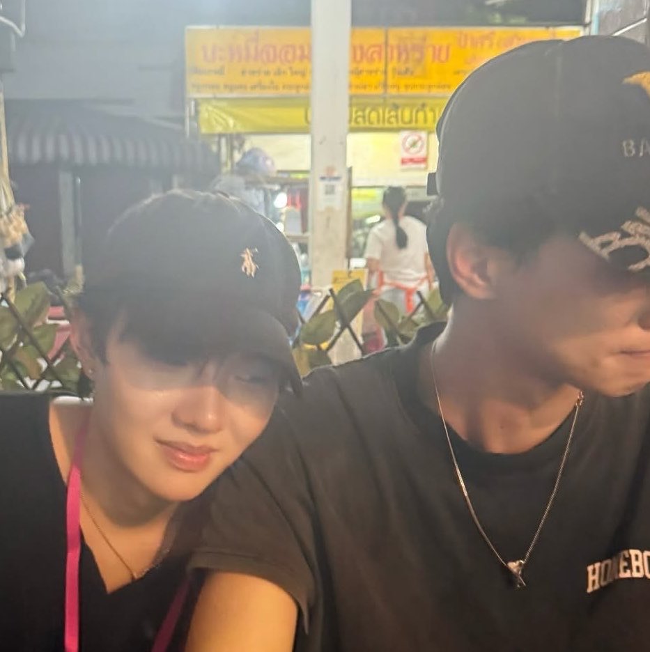 biikunbydsocute's tweet photo. บิบี๋ชอบเอาแจ้มโอ้นนนไปซบไหล่พี่เค้ามาก ๆ เยยนี่นาา 🥺🤏🏻 เหมือนตรงนั้นเป็นเซฟโซนเล็กๆ ของหนูเลยเนอะ อยู่ใกล้พี่เค้าแล้วดูสบายใจจังงง ฮือออㅠㅠㅠ 

#KengNamping                                                                         #KengHarit #nampingster https://t.co/qfC44IcMyO