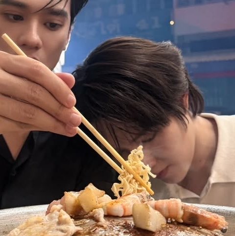 biikunbydsocute's tweet photo. บิบี๋ชอบเอาแจ้มโอ้นนนไปซบไหล่พี่เค้ามาก ๆ เยยนี่นาา 🥺🤏🏻 เหมือนตรงนั้นเป็นเซฟโซนเล็กๆ ของหนูเลยเนอะ อยู่ใกล้พี่เค้าแล้วดูสบายใจจังงง ฮือออㅠㅠㅠ 

#KengNamping                                                                         #KengHarit #nampingster https://t.co/qfC44IcMyO