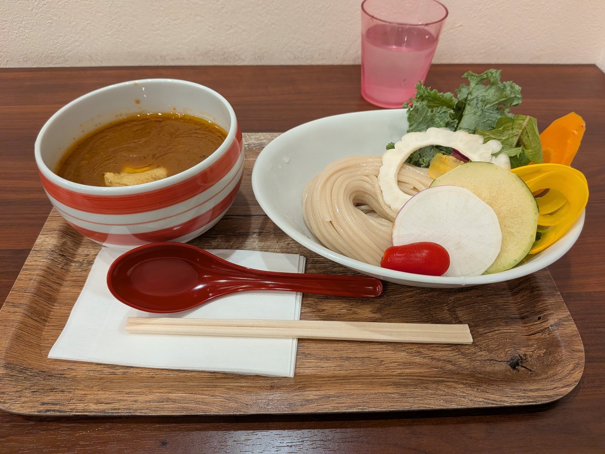 vvv_jun35's tweet photo. カレーつけ麺WAVE@鎌倉のカレーつけ麺とお茶漬けご飯、野菜盛り

鎌倉野菜が4種から7種へ♪
カレーにディップして頂く
菅野製麺に変わったけど違和感なし
〆はカレー茶漬けでちょうど良い量
めちゃくちゃ旨い。 https://t.co/EgujFzfueu