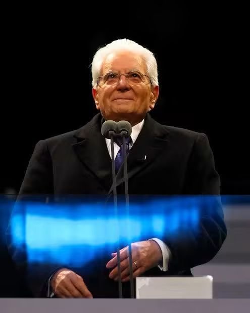 itsmeback_'s tweet photo. Questo tizio è un incubo.
Mentre tutti i Capi di Stato dell'Occidente lavorano e si impegnano per trovar soluzioni al fenomeno dell'immigrazione clandestina, il 'nostro' non perde occasione per predicare accoglienza indiscriminata. Figuriamoci se si lasciava scappare Assisi! Sembra sia stato eletto dalla sinistra. Solo che questa ha lo scopo di fare
lavorare a pieno regime il suo sistema di coopeative e relativo indotto, ma qual'è lo scopo di Mattarella? Ossevare la Costituzione? Ma la Costituzione dice che i confini della Patria sono sacri e inviolabili, da qualsiasi tipo di invasione.  E ben lo sa chi ha rischiato la galera per aver cercato di far rispettare la Costituzione mentre altri se ne riempiono soltanto la bocca e la invocano solo quando conviene. La politica migratoria deve essere gestita dal governo e solo dal governo perchè è il governo che deve risponderne al popolo. Invasioni di campo non sono consentite. Ognuno se ne stia nei suoi palazzi, e certe prediche lasciamole ai preti.

- Francesco Bernardino
